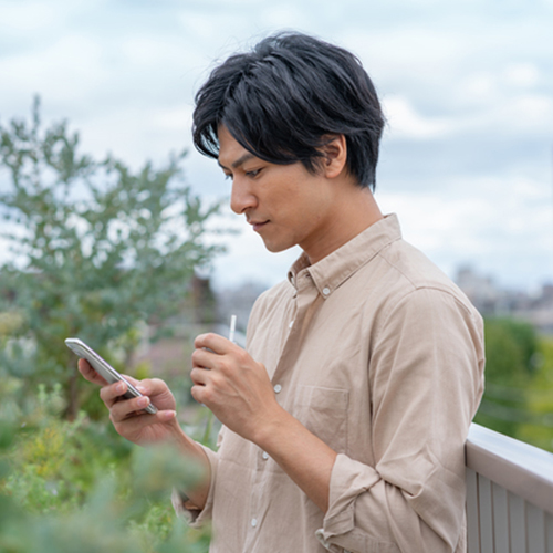 仕事の休憩中もスマホ