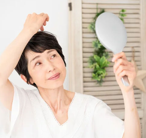 中高年からの抜け毛にヘアケアは効果的？女性の髪の悩みあれこれ